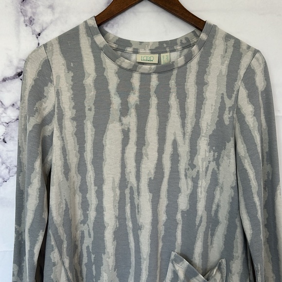 LOGO Lounge by Lori Goldstein Printed Brushed French Terry Top Frost Grey - Picture 3 of 9
